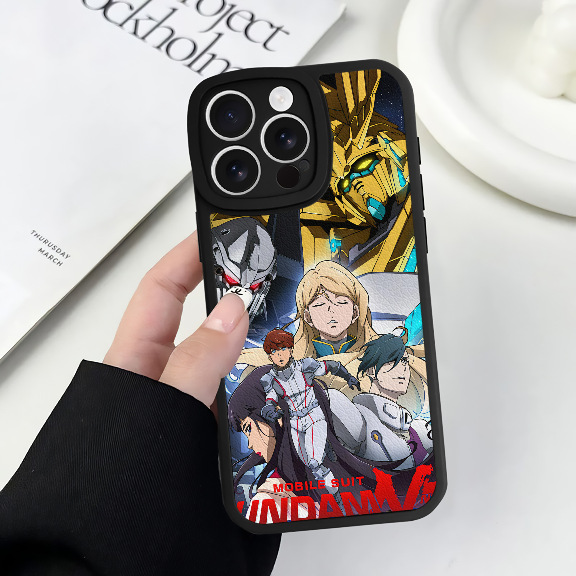 （画像用） 機動戦士ガンダム Mobile Suit Gundam 【iPhone 16シリーズ対応】シリコンスマホケース（レザー調） 材質：シリコン
